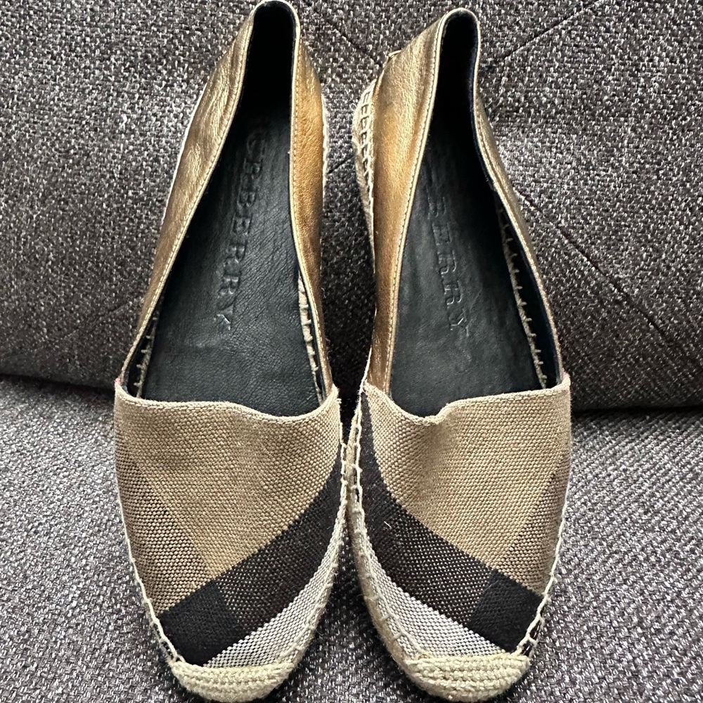 Authenticity Guarantee Burberry Black and Tan Espadrille Flats size8
